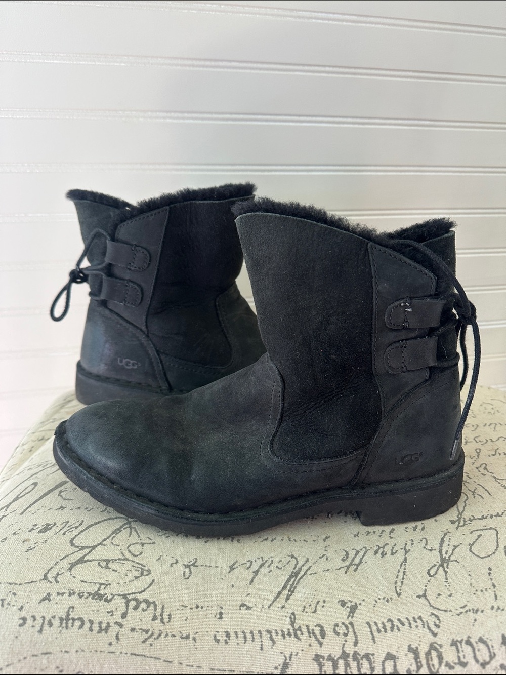 UGG Women's Black leather Ankle Lace-Back Shearling Boots 8.5